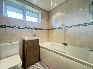 Family Bathroom - click for photo gallery